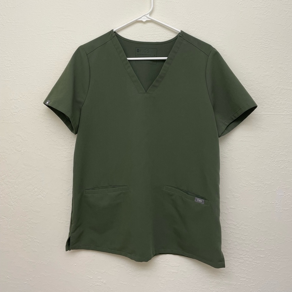 Women’s FIGS Casma pocket scrub top